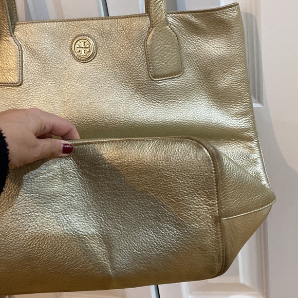 Tory Burch “Michelle” tote in metallic gold - Picture 4 of 7